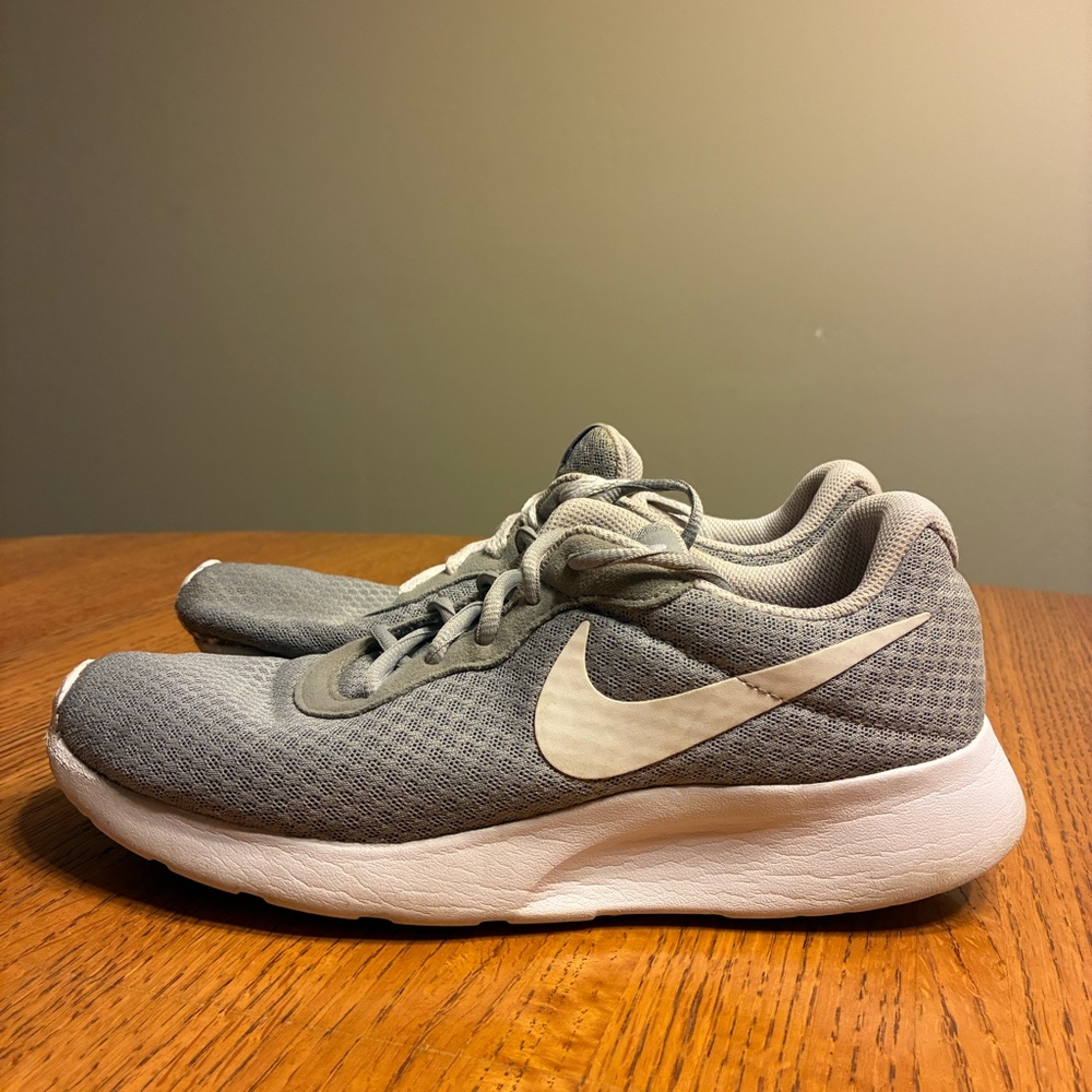 Nike Tanjun Womens Size‎ 8.5 Grey White Running Shoes Sneakers 812655-010